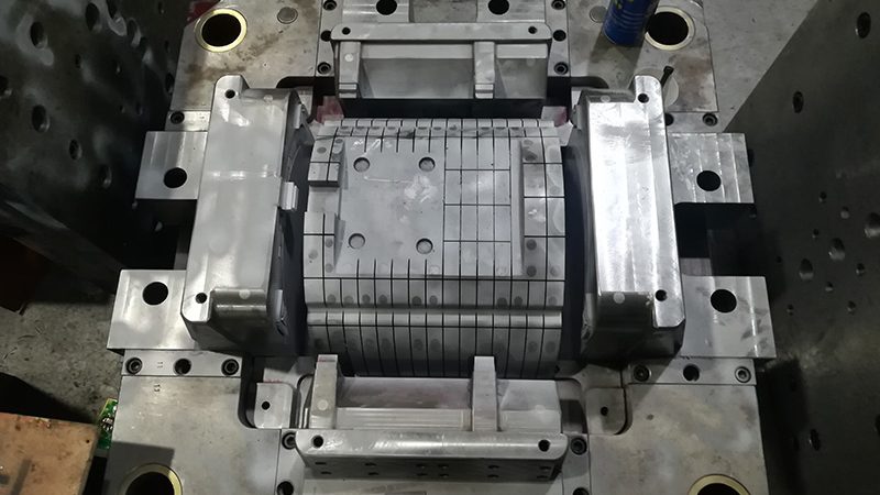小型压铸模具与大型模具：关键差异解析
